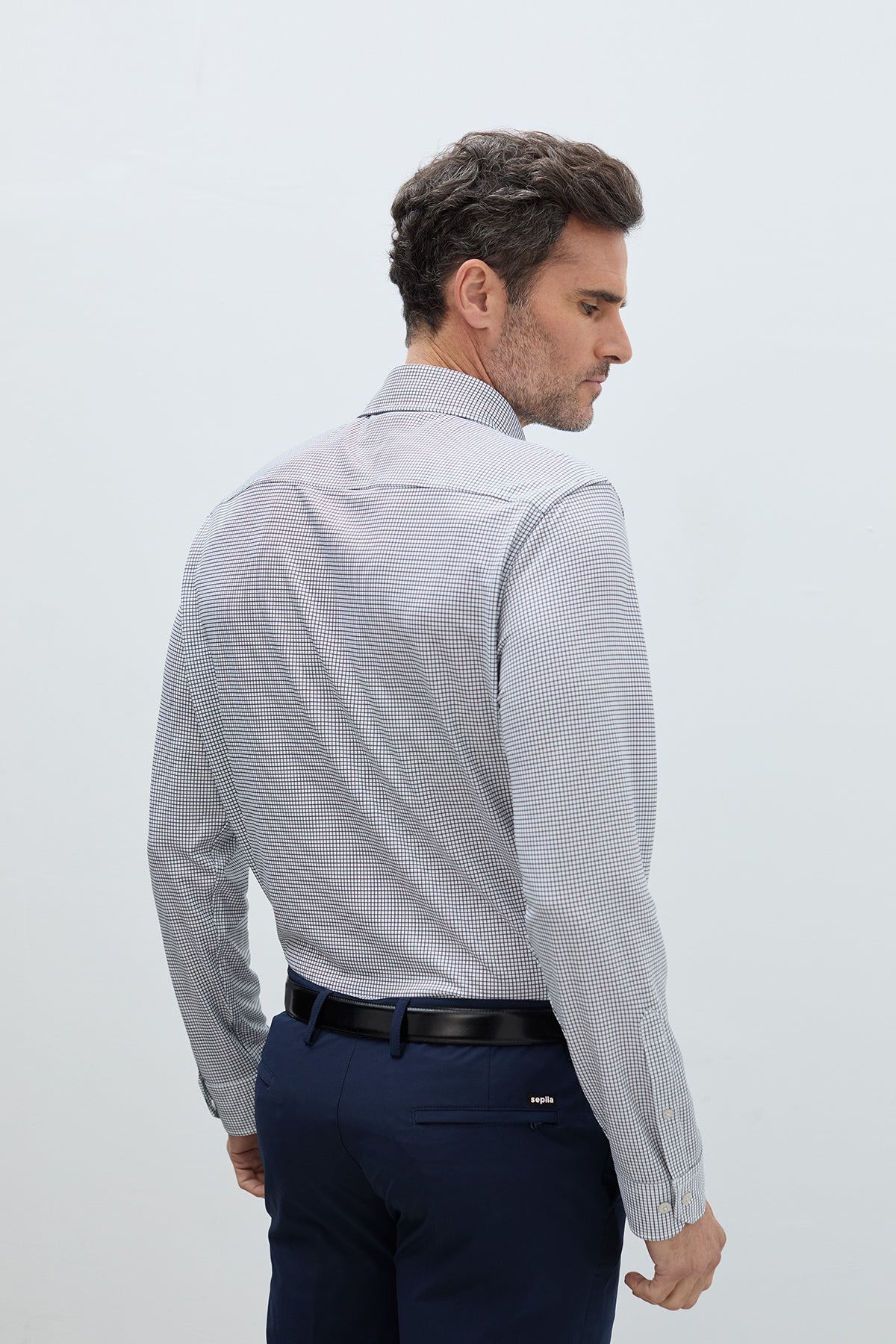 Camisa cuadros dark navy regular hombre. Foto de espaldas 