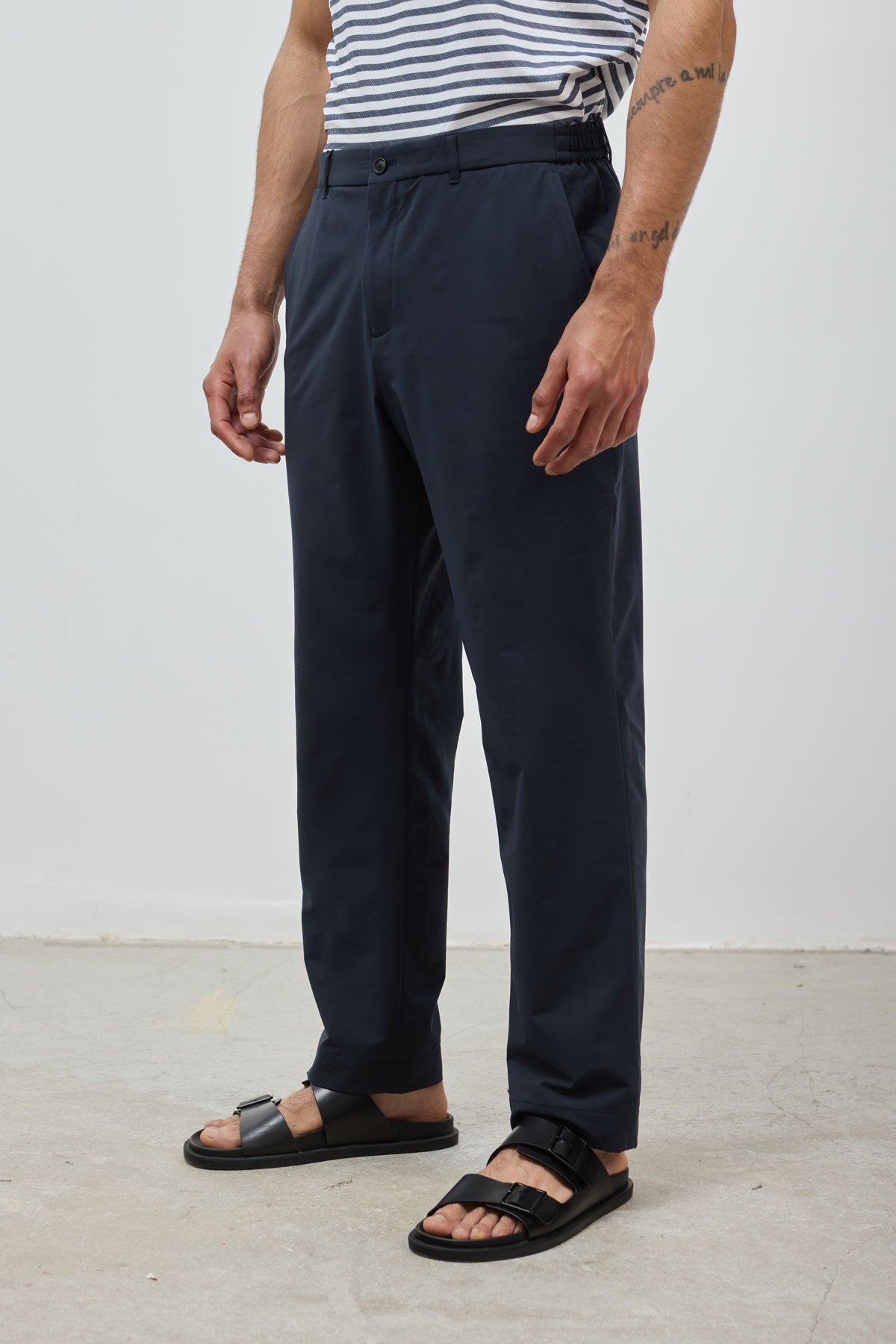traje completo ice azul marino. foto pantalón de frente.