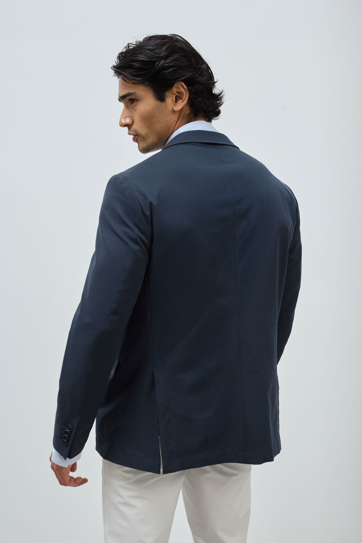 traje completo ice azul marino. foto americana de espaldas.
