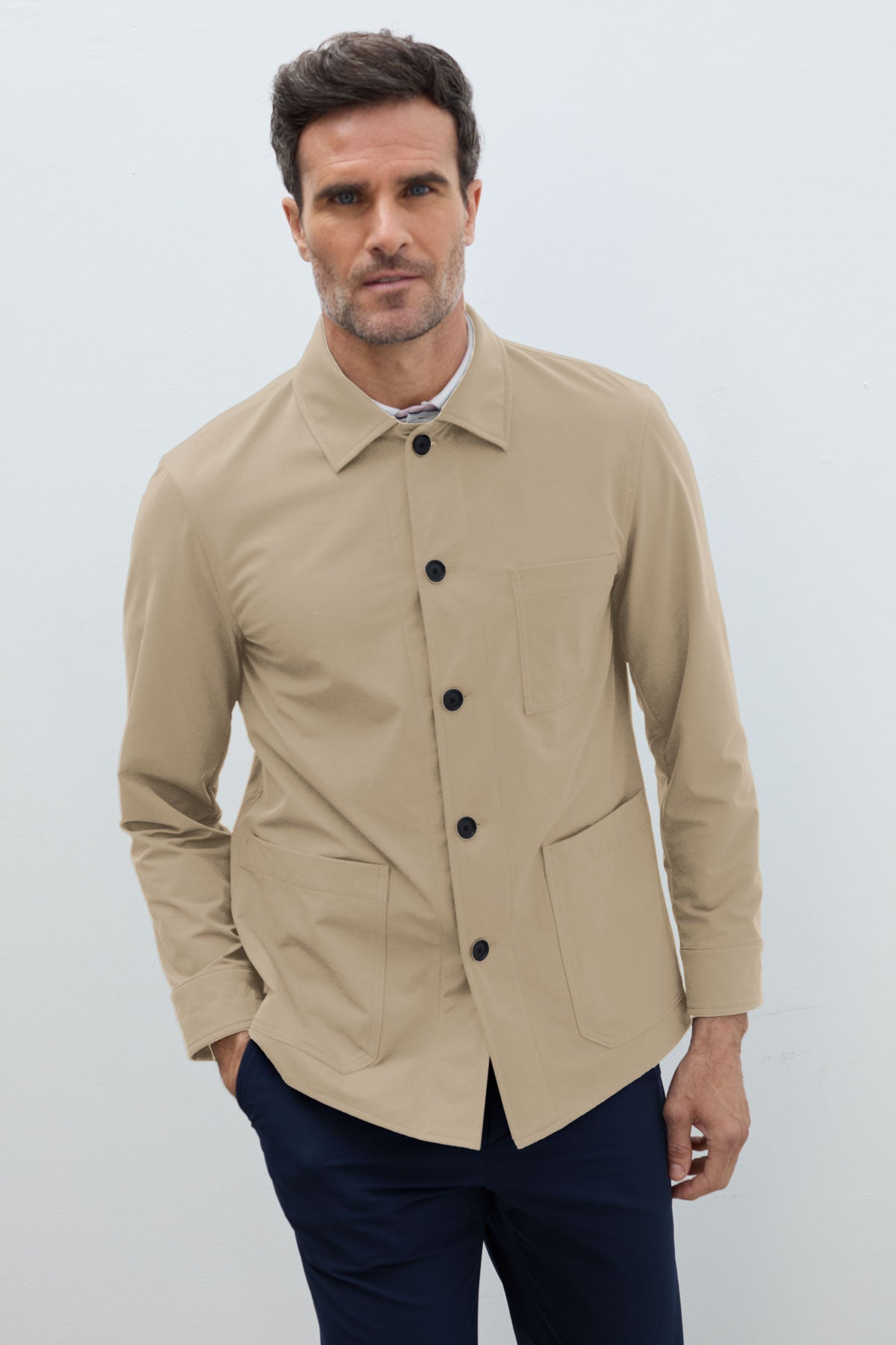 Chaqueta work jacket beige hombre. Foto de frente.