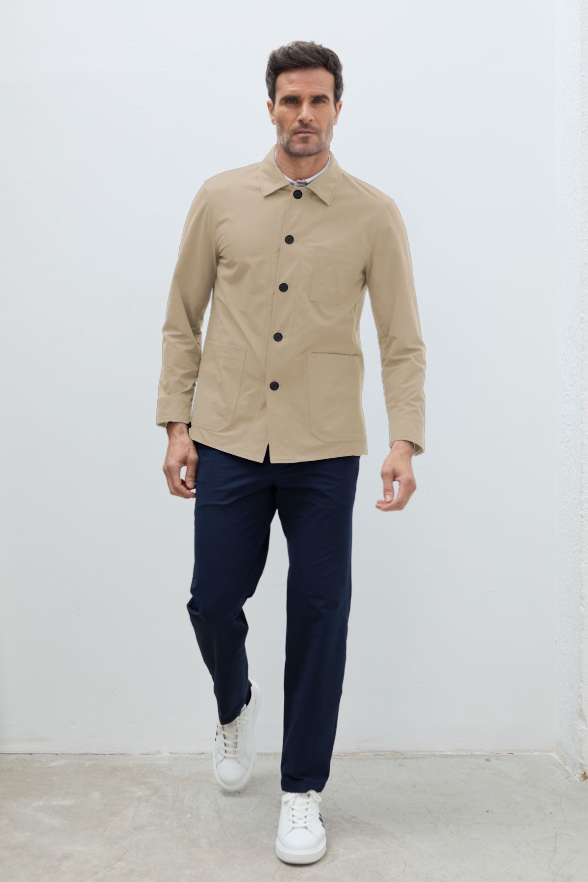 Chaqueta work jacket beige hombre. Foto look completo.