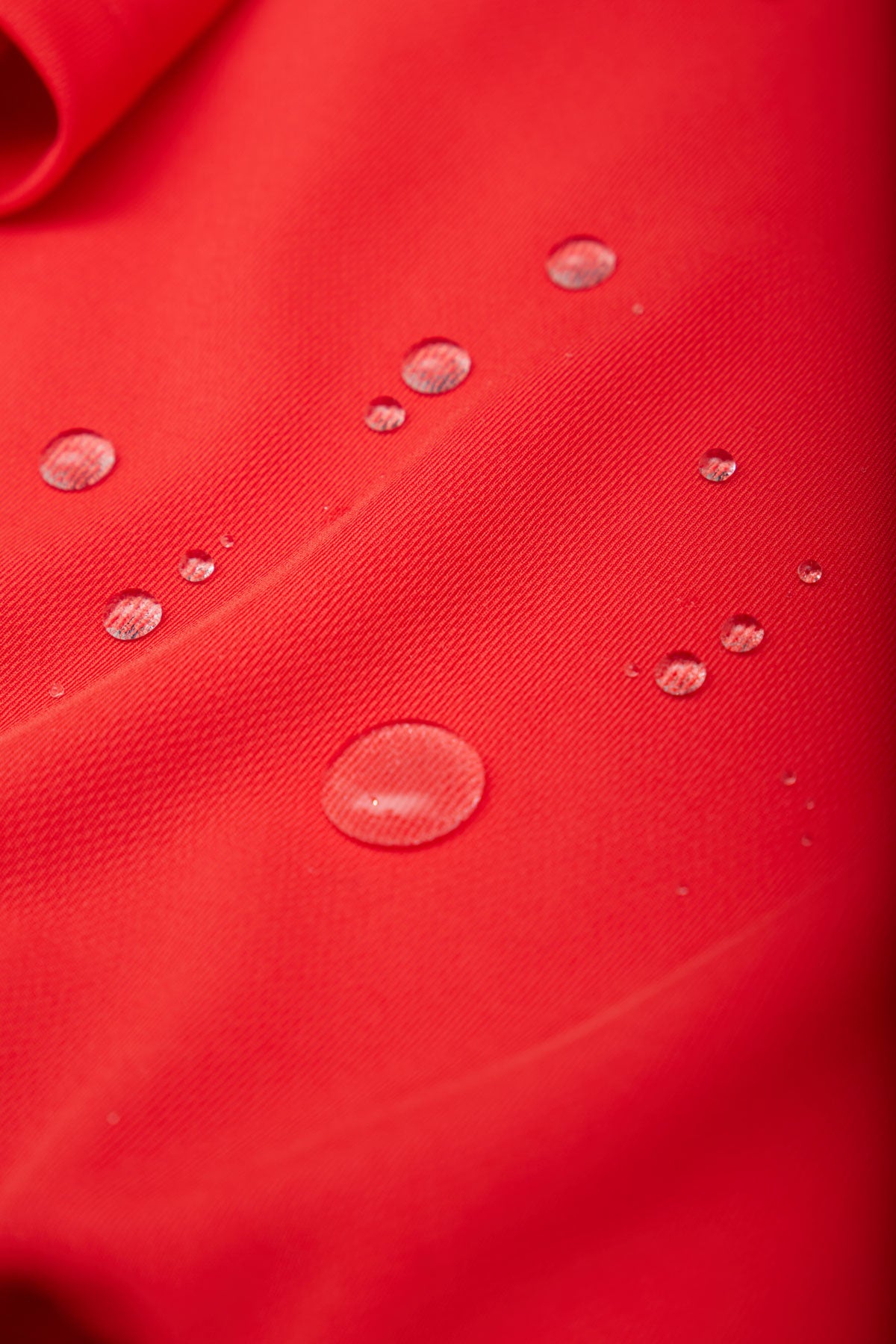 Camisa manga corta rojo cardio de Sepiia, fresca y elegante, perfecta para el verano. Foto gotas